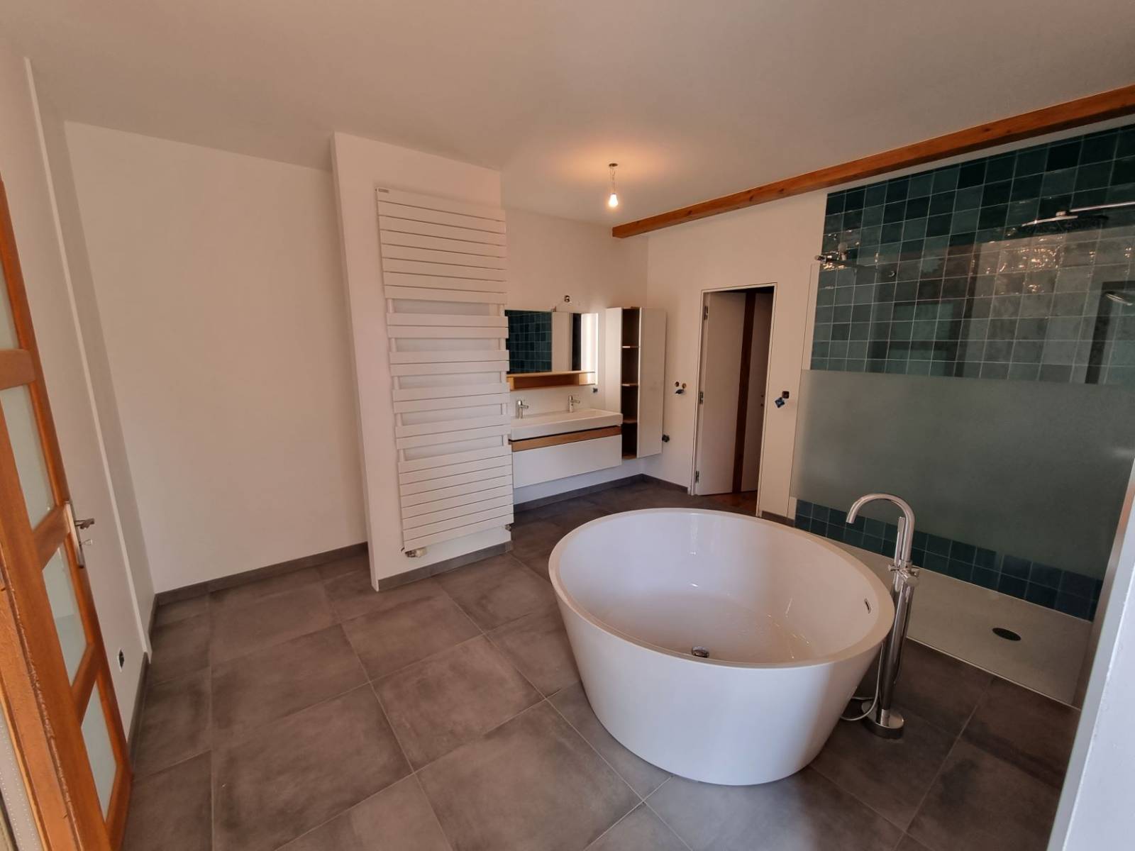 Travaux pour la construction d'une salle de bain avec baignoire et double vasque en marbre et installation de plomberie haut de gamme près de La Côte-Saint-André