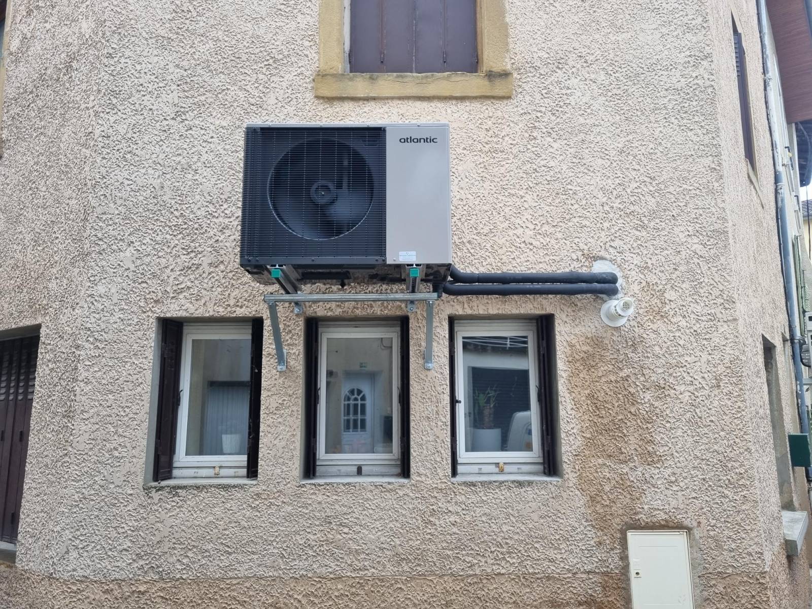 Groupe extérieur placé en hauteur à la demande du client et de la mairie . 30dB(A) max de puissance sonore max ..inaudible en fonctionnement !