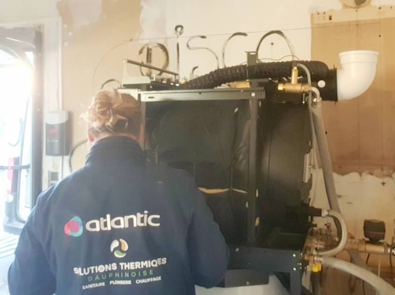 installation et mise en service d'une Pompe à chaleur Air Eau ALFEA HYBRID FIOUL Atlantic sur Saint Jean de Bournay en Isère