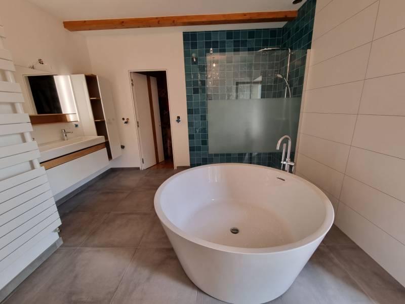 Salle de bain moderne avec baignoire ilot à la Cote saint André près de Saint Jean de Bournay