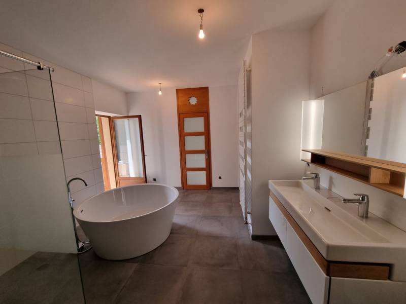 Salle de bain moderne avec baignoire ilot à la Cote saint André près de Saint Jean de Bournay