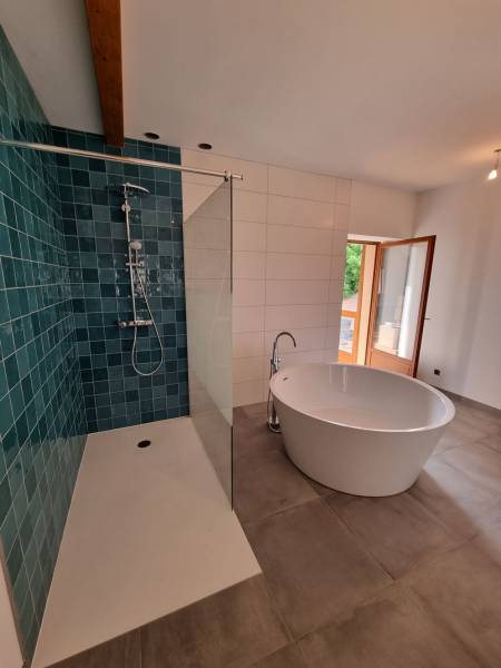 Salle de bain moderne avec baignoire ilot à la Cote saint André près de Saint Jean de Bournay