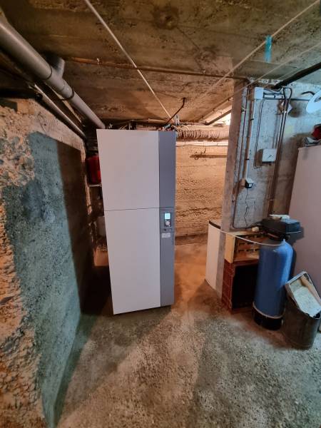 La partie haute est la chaudière fioul condensation bas NOX tout Inox et la partie basse est l'échangeur coaxial Atlantic avec le ballon de 190L pour l'eau chaude Sanitaire et un confort digne d'une fontaine d'eau chaude !