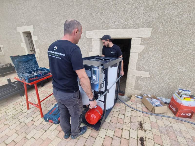 Remplacement d'une chaudière fioul par une pompe à chaleur Air Eau Hybride sur Villeneuve de Marc à coté de Saint Jean de Bournay en Isère