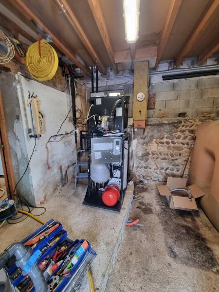 Remplacement d'une chaudière fioul par une pompe à chaleur Air Eau Hybride sur Villeneuve de Marc à coté de Saint Jean de Bournay en Isère