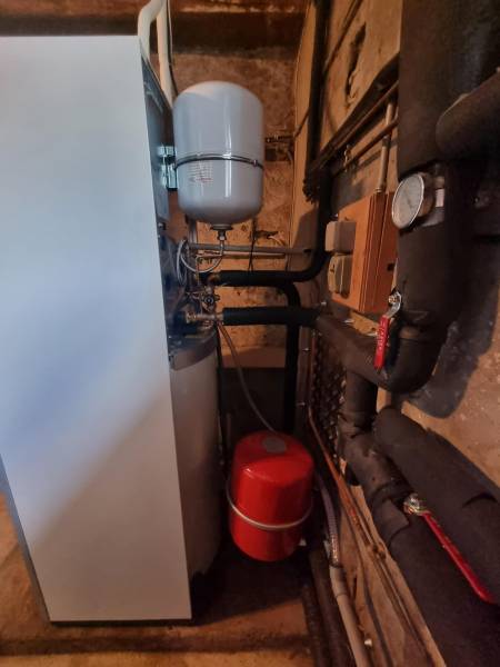 réseau hydraulique réalisé en cuivre avec les vases expansions en chauffage et en ECS + mitigeur Thermostatique + soupape différentielle+ Disconnecteur