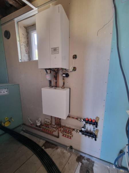 on oublie rien... filtre à boues, neutraliseur des condensats, aquastat de sécurité avec des installations toujours 100% Cuivre! Pas de flexibles ou de plastique chez Solutions Thermiques Dauphinoise