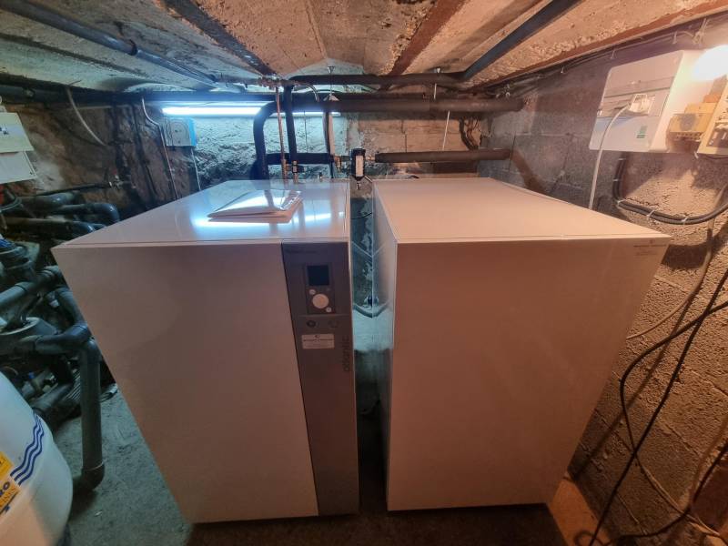 Bloc PAC à gauche et Bloc chaudière à droite