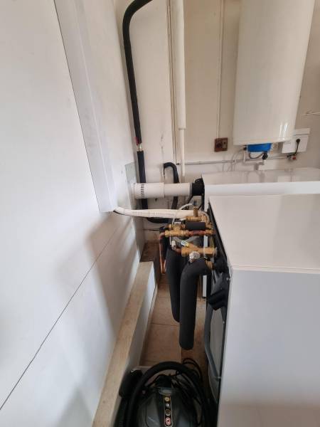 Vanne de réglage débit + purgeurs+ Vanne thermostatique ECS + Pot à Boue + Neutraliseur des condensats + Installation en CUIVRE et calorifuge