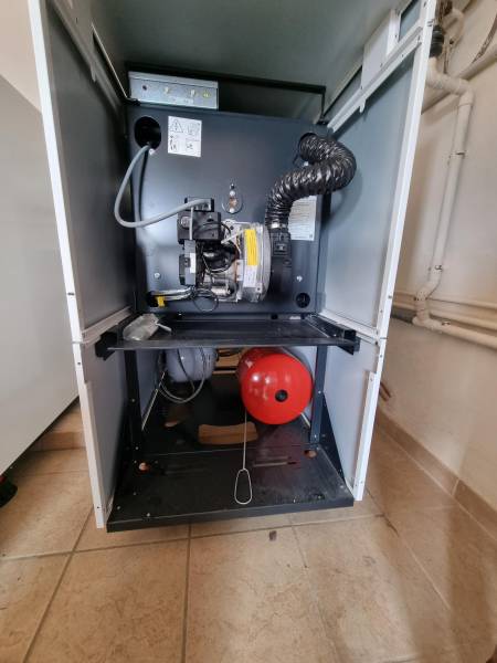 Partie chaudière condensation avec un corps de chauffe tout en INOX  ou on a logé nos deux vases d'expansions en chauffage et ECS ..