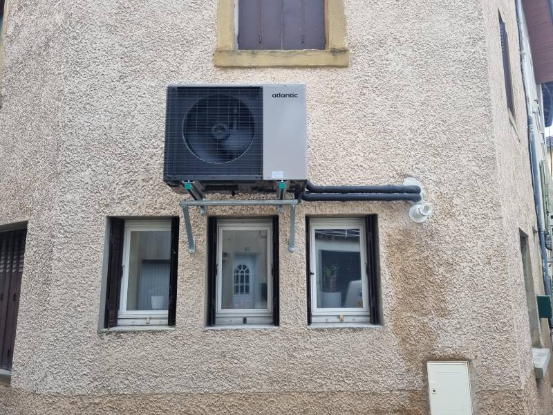 Groupe extérieur placé en hauteur à la demande du client et de la mairie . 30dB(A) max de puissance sonore max ..inaudible en fonctionnement !