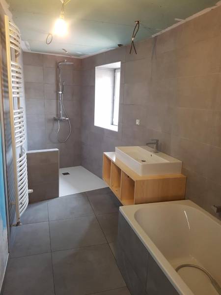 Agencement et rénovation d'une salle de bain clé en main moderne à Vienne proche de Lyon
