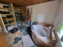 Solutions Thermiques Dauphinoise -  Travaux pour la construction d'une salle de bain avec baignoire et double vasque en marbre et installation de plomberie haut de gamme près de La Côte-Saint-André